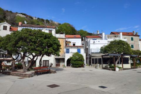 Baška- troetažni stan 85m2, pogled, terasa