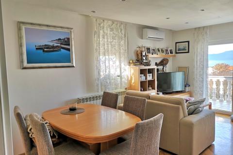 Otok Krk - Malinska - stan s pogledom na more