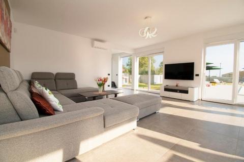 Istra, Vodnjan, moderna vila s bazenom i pogledom