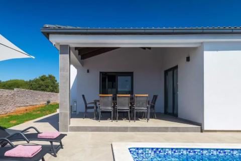 Pula - nova, moderna kuća s bazenom 145m2