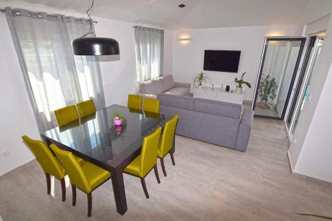 Pula - nova, moderna kuća s bazenom 145m2