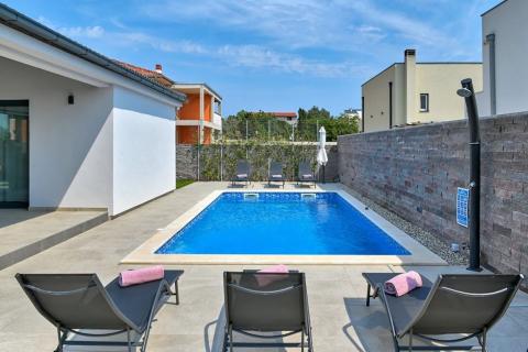 Pula - nova, moderna kuća s bazenom 145m2