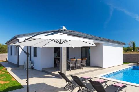Pula - nova, moderna kuća s bazenom 145m2