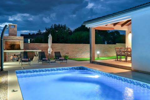 Pula - nova, moderna kuća s bazenom 145m2