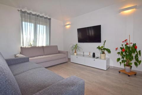 Pula - nova, moderna kuća s bazenom 145m2