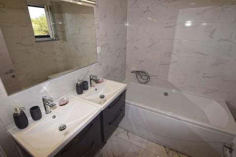 Pula - nova, moderna kuća s bazenom 145m2