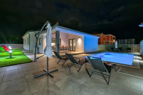 Pula - nova, moderna kuća s bazenom 145m2