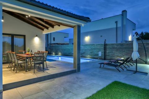 Pula - nova, moderna kuća s bazenom 145m2