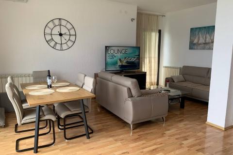 MEDVEJA - vila s  3 stana