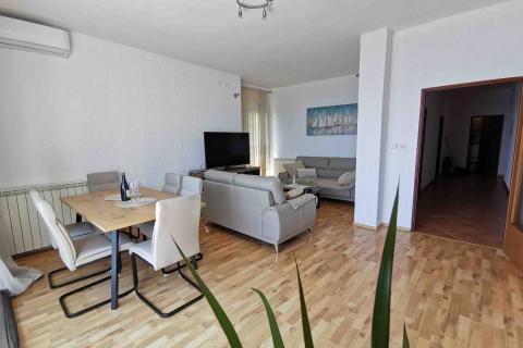 MEDVEJA - vila s  3 stana