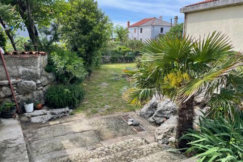 Krk, Kornić, kamena kuća 65 m2 s okućnicom 320 m2