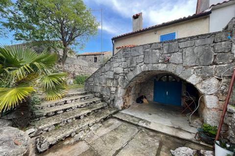 Krk, Kornić, kamena kuća 65 m2 s okućnicom 320 m2