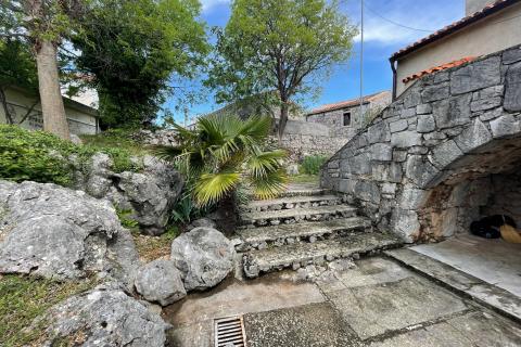 Krk, Kornić, kamena kuća 65 m2 s okućnicom 320 m2