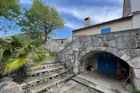 Krk, Kornić, kamena kuća 65 m2 s okućnicom 320 m2