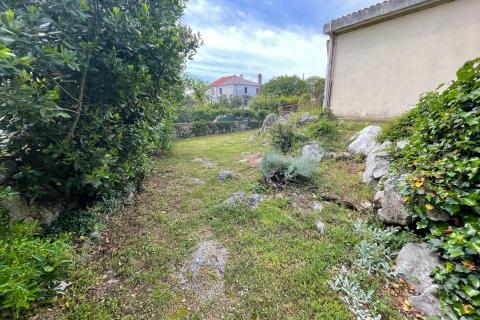 Krk, Kornić, kamena kuća 65 m2 s okućnicom 320 m2