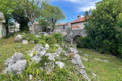 Krk, Kornić, kamena kuća 65 m2 s okućnicom 320 m2