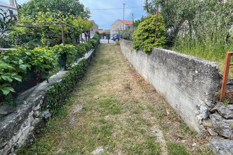 Krk, Kornić, kamena kuća 65 m2 s okućnicom 320 m2