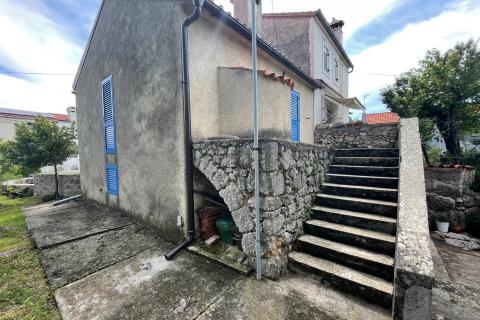 Krk, Kornić, kamena kuća 65 m2 s okućnicom 320 m2