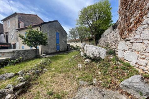 Krk, Kornić, kamena kuća 65 m2 s okućnicom 320 m2