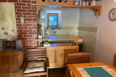 Krk, Kornić, kamena kuća 65 m2 s okućnicom 320 m2