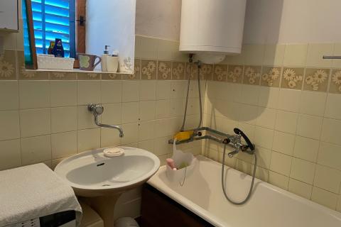 Krk, Kornić, kamena kuća 65 m2 s okućnicom 320 m2