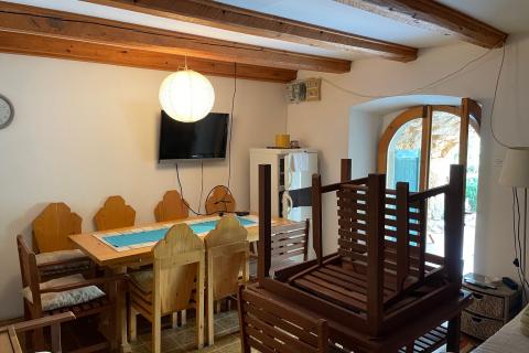 Krk, Kornić, kamena kuća 65 m2 s okućnicom 320 m2