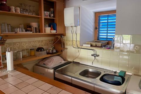 Krk, Kornić, kamena kuća 65 m2 s okućnicom 320 m2