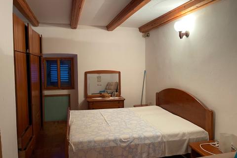 Krk, Kornić, kamena kuća 65 m2 s okućnicom 320 m2