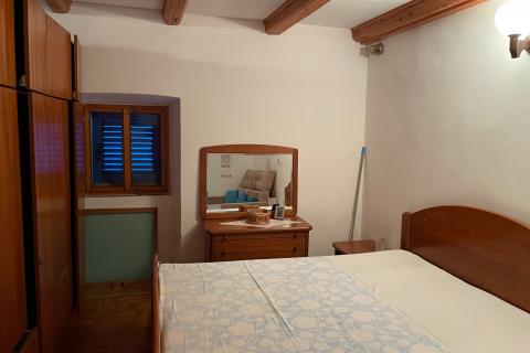 Krk, Kornić, kamena kuća 65 m2 s okućnicom 320 m2