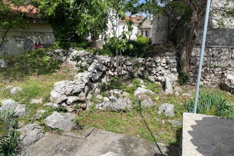 Krk, Kornić, kamena kuća 65 m2 s okućnicom 320 m2