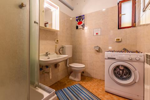 Istra, Pula, kuća sa pet stanova