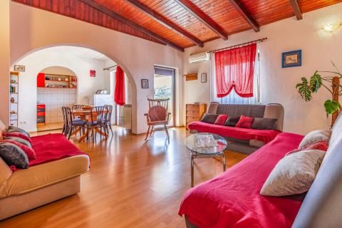 Istra, Pula, kuća sa pet stanova