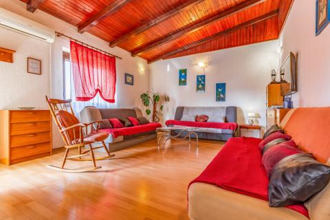 Istra, Pula, kuća sa pet stanova