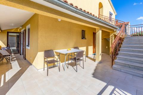 Istra, Pula, kuća sa pet stanova