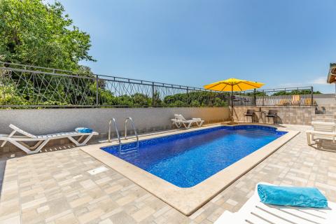 Istra, Pula, kuća sa pet stanova