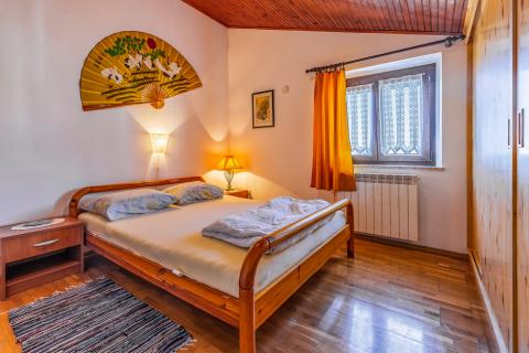 Istra, Pula, kuća sa pet stanova