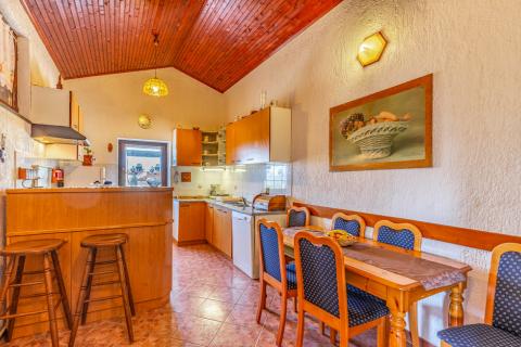 Istra, Pula, kuća sa pet stanova