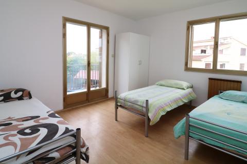 FUNTANA- kuća s poslovnim prostorom i 4 stambene jedinice