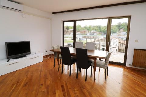 FUNTANA- kuća s poslovnim prostorom i 4 stambene jedinice