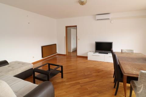 FUNTANA- kuća s poslovnim prostorom i 4 stambene jedinice