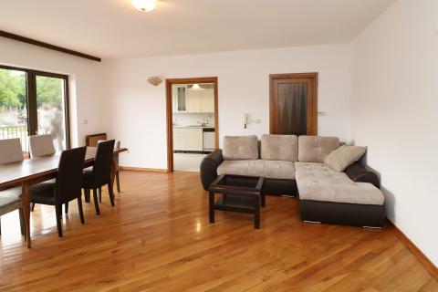 FUNTANA- kuća s poslovnim prostorom i 4 stambene jedinice