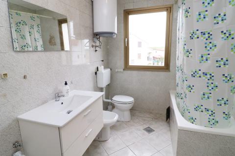 FUNTANA- kuća s poslovnim prostorom i 4 stambene jedinice