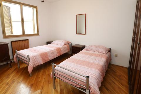 FUNTANA- kuća s poslovnim prostorom i 4 stambene jedinice