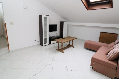 FUNTANA- kuća s poslovnim prostorom i 4 stambene jedinice