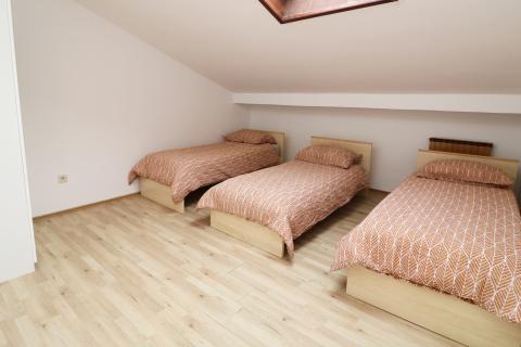 FUNTANA- kuća s poslovnim prostorom i 4 stambene jedinice