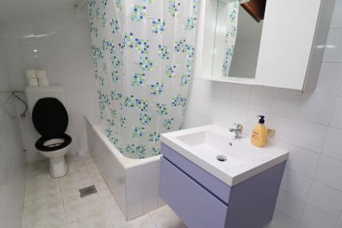 FUNTANA- kuća s poslovnim prostorom i 4 stambene jedinice