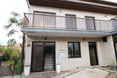 FUNTANA- kuća s poslovnim prostorom i 4 stambene jedinice