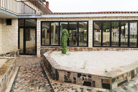 FUNTANA- kuća s poslovnim prostorom i 4 stambene jedinice