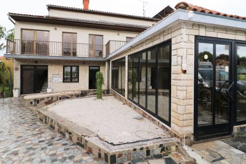 FUNTANA- kuća s poslovnim prostorom i 4 stambene jedinice