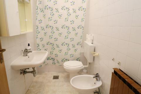 FUNTANA- kuća s poslovnim prostorom i 4 stambene jedinice